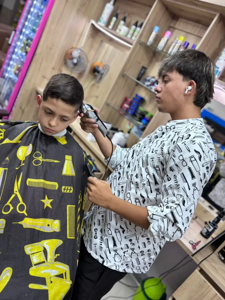 Nuestros Servicios: Barbería para niños Nuestros Servicios: Barbería para niños